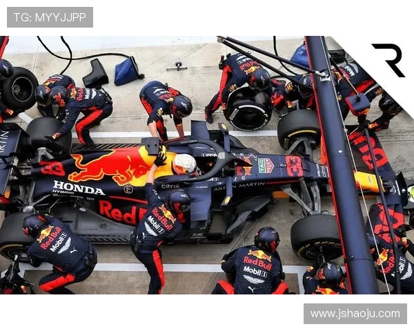 F1赛季激烈角逐红牛车队再创辉煌赛道背后隐藏的技术秘密与战略博弈 F1赛季激烈角逐红牛车队再创辉煌赛道背后隐藏的技术秘密与战略博弈