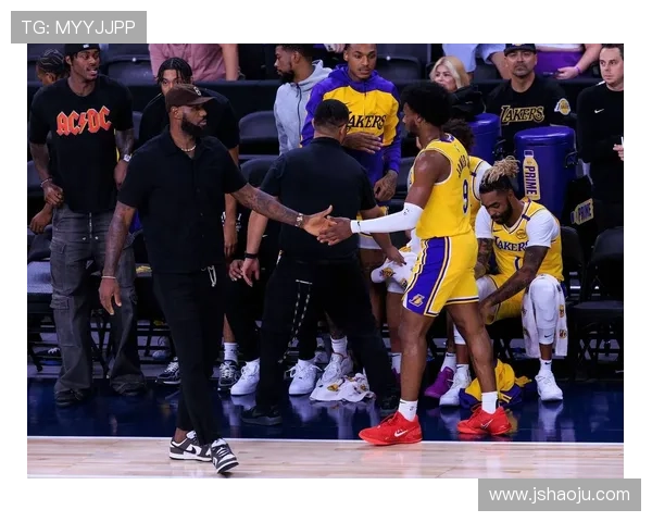 詹姆斯季前赛首秀表现亮眼 湖人全队合力战胜勇士取得胜利