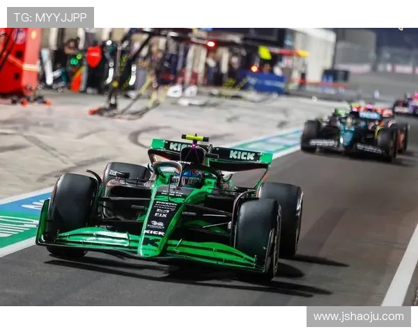 F1新赛季风云再起车队博弈与冠军悬念全面升温规则变革与车手对决 F1新赛季风云再起车队博弈与冠军悬念全面升温规则变革与车手对决
