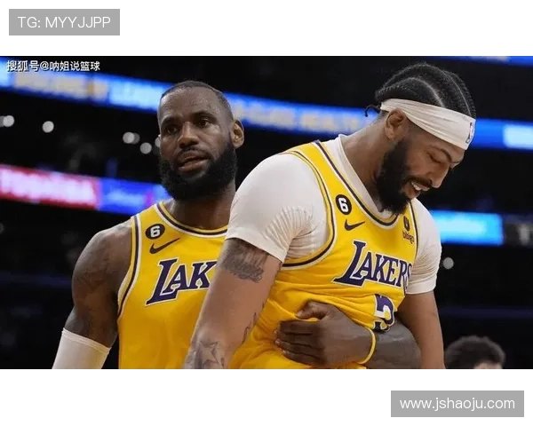 湖人队新赛季阵容调整再度引发热议 詹姆斯与戴维斯能否迎来突破性表现